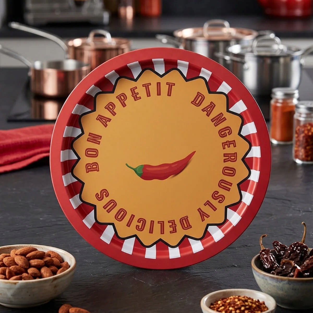 Chili Pepper Acı Biber Desenli Yuvarlak Metal Servis Tepsisi - Ø315 mm — Tepsiler — görsel 2 / 5 — Tinbox