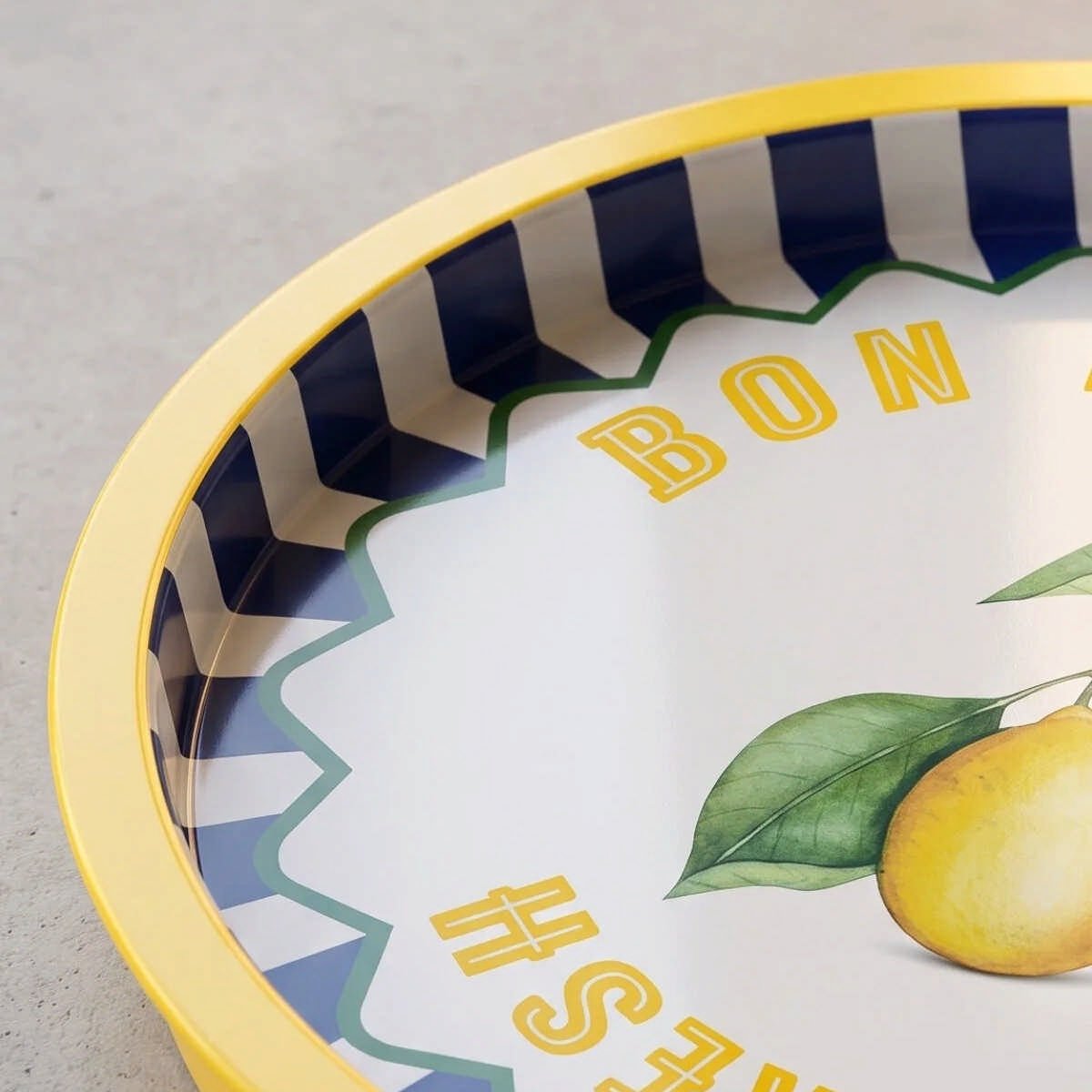 Simply Lemon Limon Desenli Yuvarlak Metal Servis Tepsisi - Ø315 mm — Tepsiler — görsel 2 / 5 — Tinbox