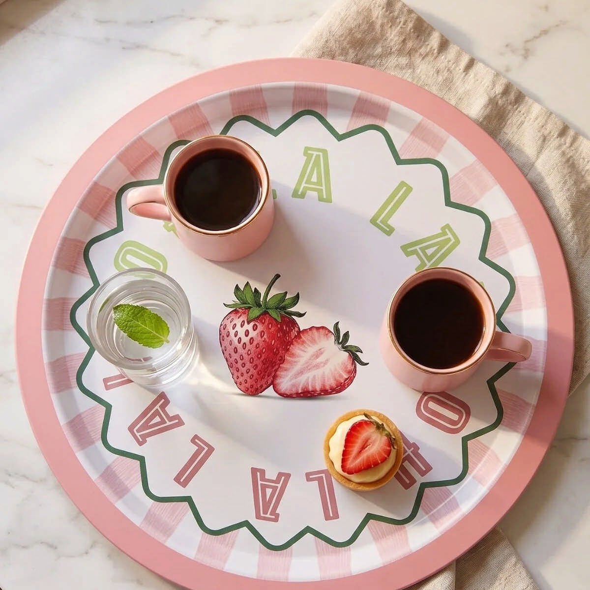 Strawberry Oh La La! Çilek Desenli Yuvarlak Metal Servis Tepsisi - Ø315 mm — Tepsiler — görsel 4 / 4 — Tinbox