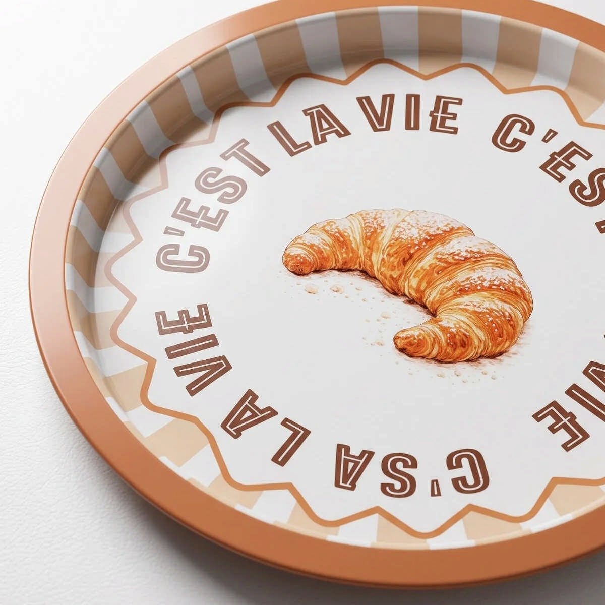 Croissant C'est La Vie Kruvasan Desenli Yuvarlak Metal Servis Tepsisi - Ø315 mm — Tepsiler — görsel 5 / 5 — Tinbox