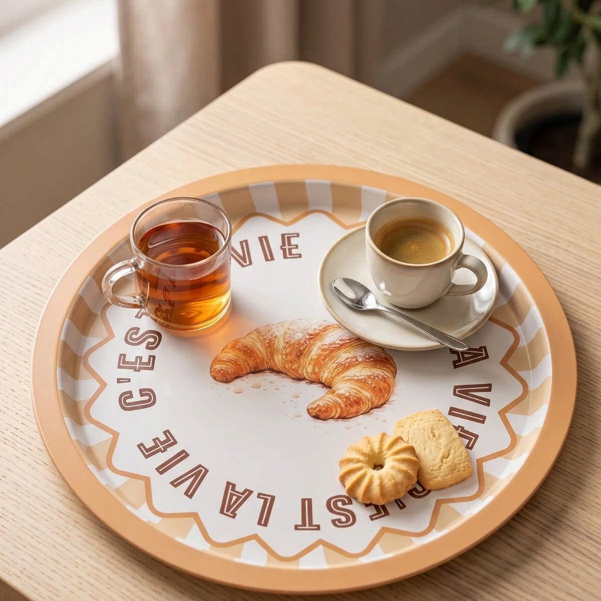 Croissant C'est La Vie Kruvasan Desenli Yuvarlak Metal Servis Tepsisi - Ø315 mm — Tepsiler — görsel 3 / 5 — Tinbox