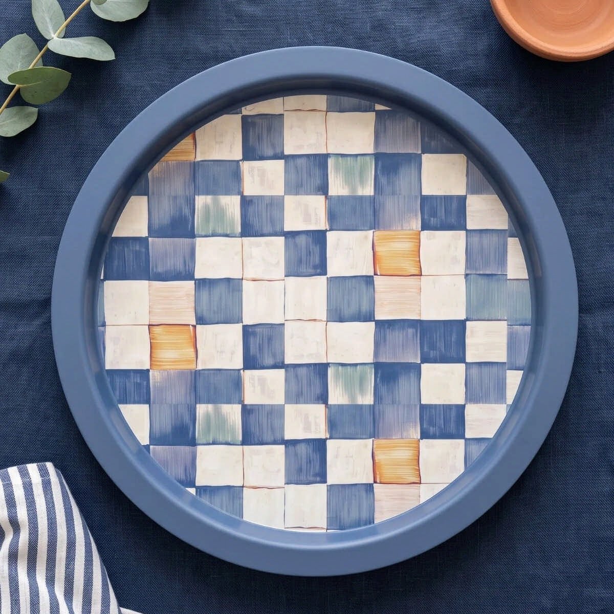 Blue Checkers Mavi Dama Desenli Yuvarlak Metal Servis Tepsisi - Ø315 mm — Tepsiler — görsel 4 / 5 — Tinbox