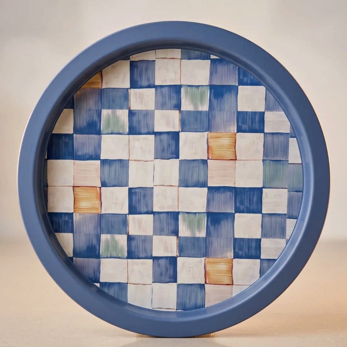 Blue Checkers Mavi Dama Desenli Yuvarlak Metal Servis Tepsisi - Ø315 mm — Tepsiler — görsel 3 / 5 — Tinbox
