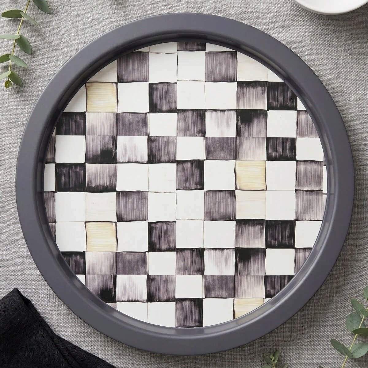 Smoked Checkers Siyah-Gri Dama Desenli Yuvarlak Metal Servis Tepsisi - Ø315 mm — Tepsiler — görsel 3 / 4 — Tinbox