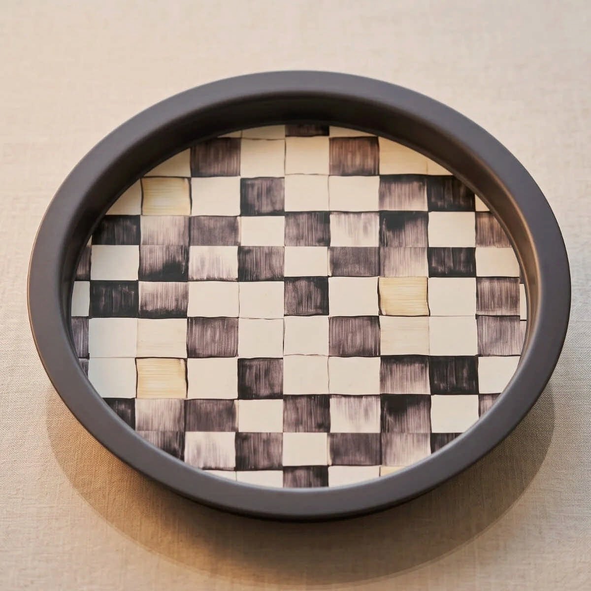 Smoked Checkers Siyah-Gri Dama Desenli Yuvarlak Metal Servis Tepsisi - Ø315 mm — Tepsiler — görsel 4 / 4 — Tinbox