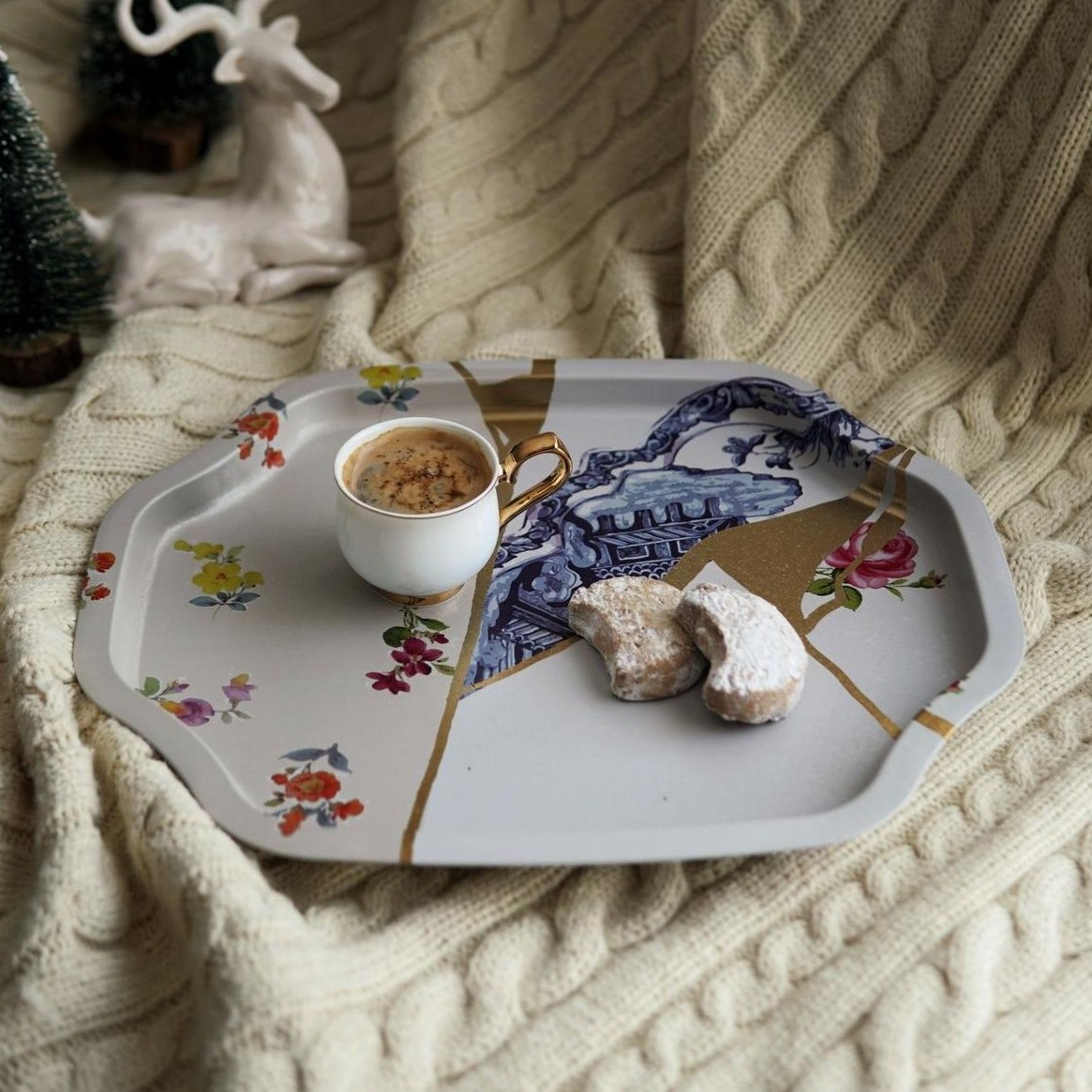 Kavisli dalgalı kenarlı tepsi 278x332 mm Kintsugi Altın damarlı çiçek — Tepsiler — görsel 4 / 4 — Tinbox