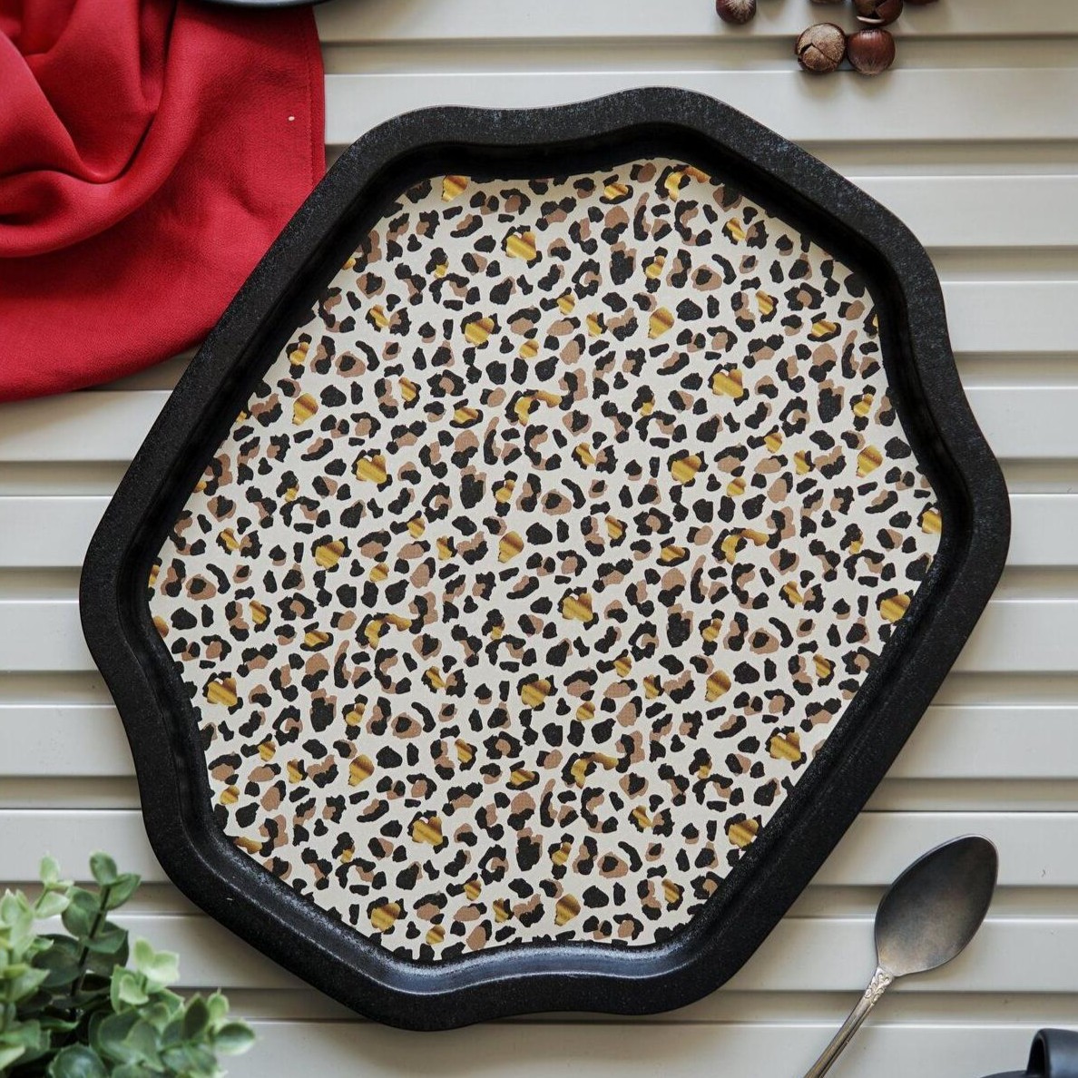 Kavisli dalgalı kenarlı tepsi 278x332 mm Altın Leopar Desenli — Tepsiler — görsel 4 / 4 — Tinbox