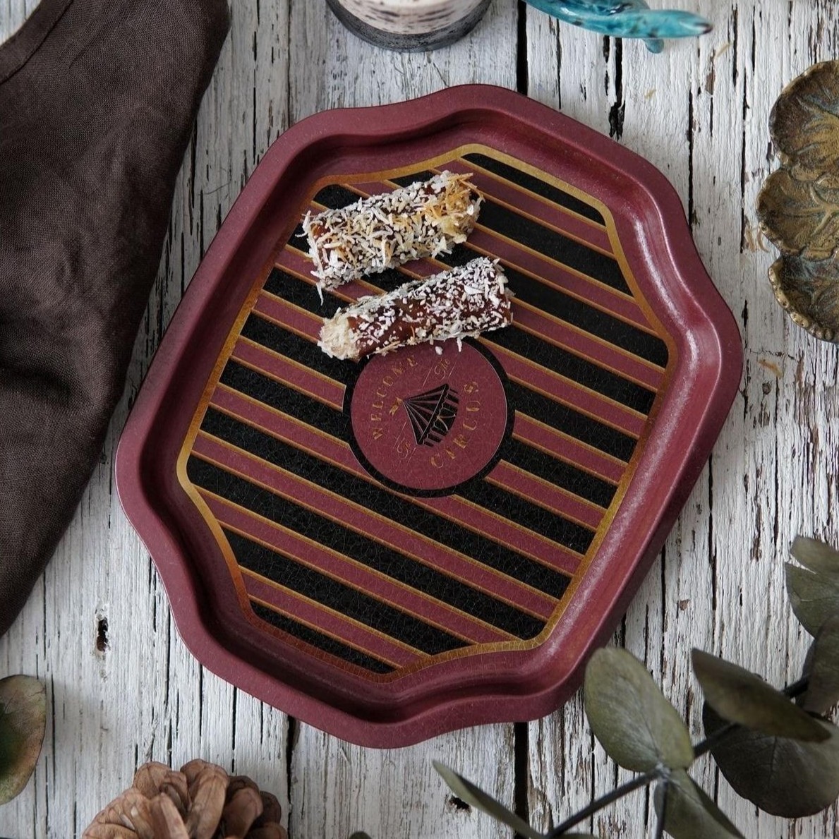 Curved wavy edge Tray 160x190 mm Vintage Circus Elegance — Trays — view 4 of 4 — Tinbox