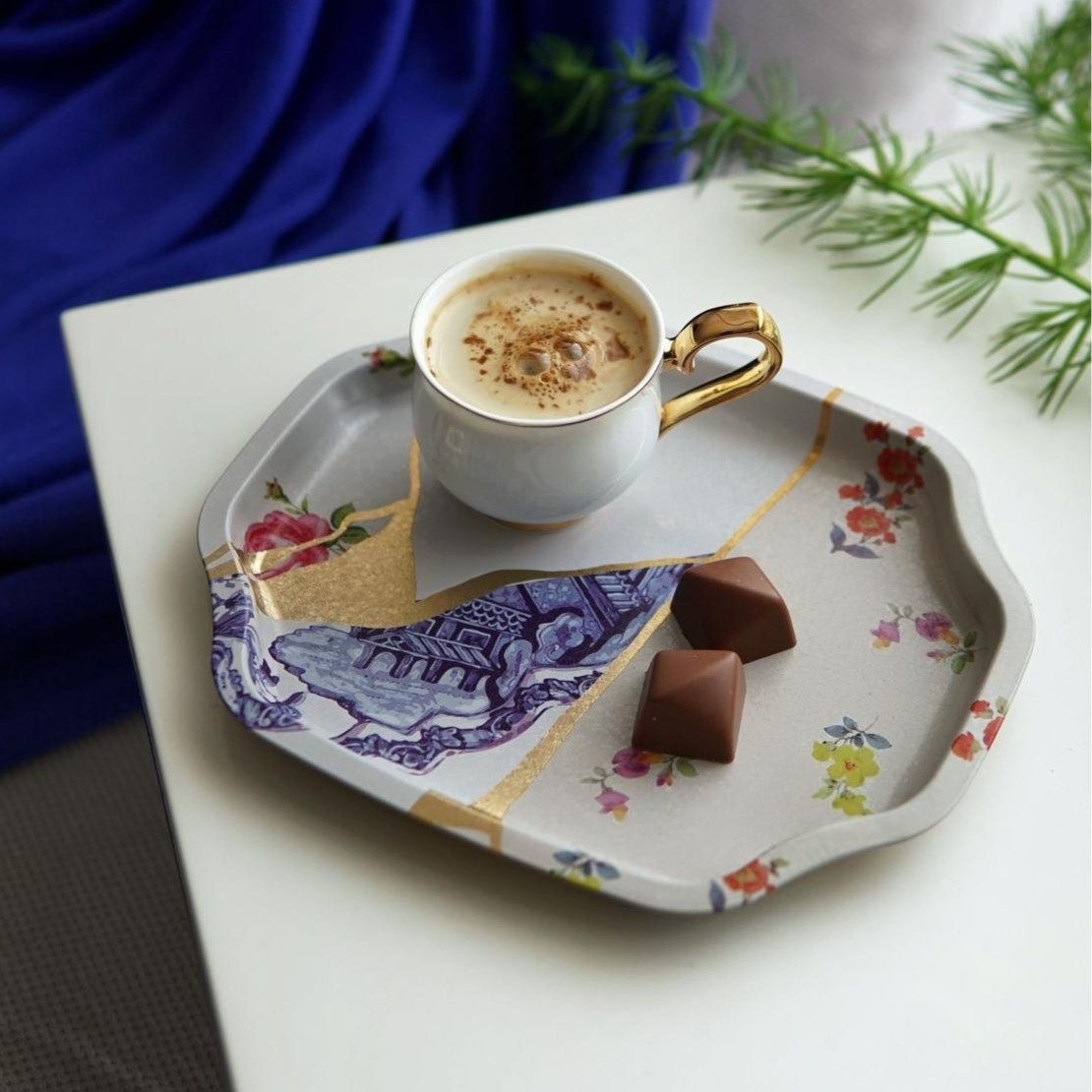 Kavisli dalgalı kenarlı tepsi 160x190 mm Kintsugi Altın damarlı çiçek — Tepsiler — görsel 4 / 4 — Tinbox