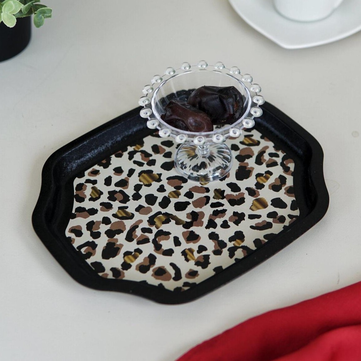 Kavisli dalgalı kenarlı tepsi 160x190 mm Altın Leopar Desenli — Tepsiler — görsel 4 / 4 — Tinbox