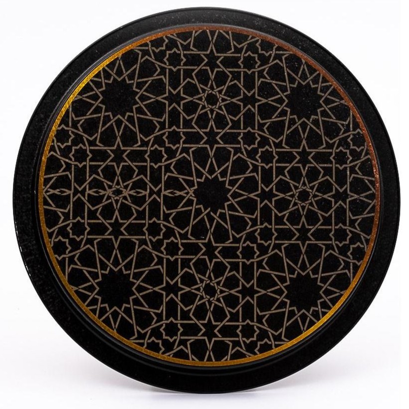 Ø315 mm yuvarlak metal tepsi, altın geometrik desenli, siyah zeminli. — Tepsiler — görsel 3 / 4 — Tinbox