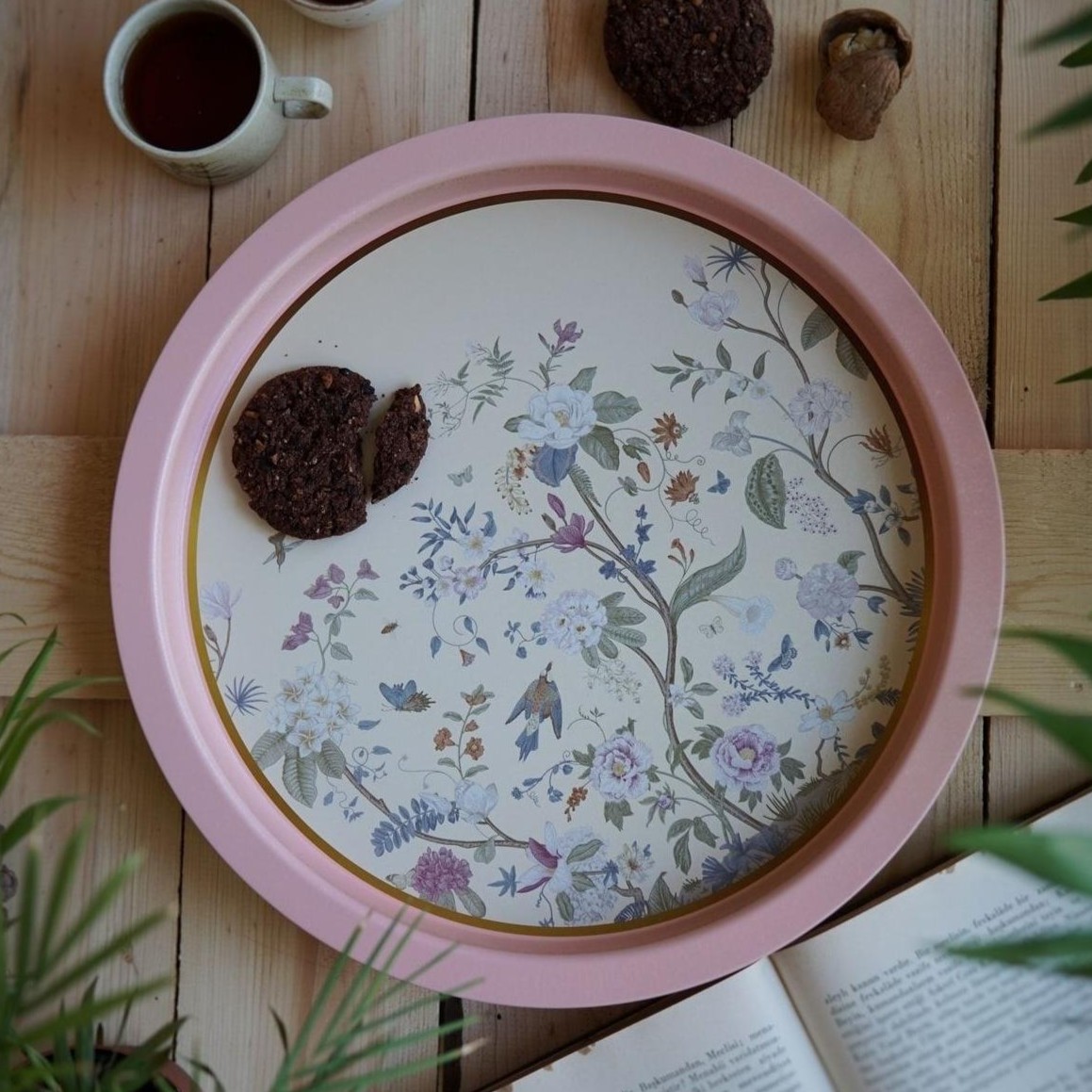Ø315 mm Yuvarlak Metal Tepsi, Çiçek Desenli, Pastel Pembe — Tepsiler — görsel 4 / 4 — Tinbox