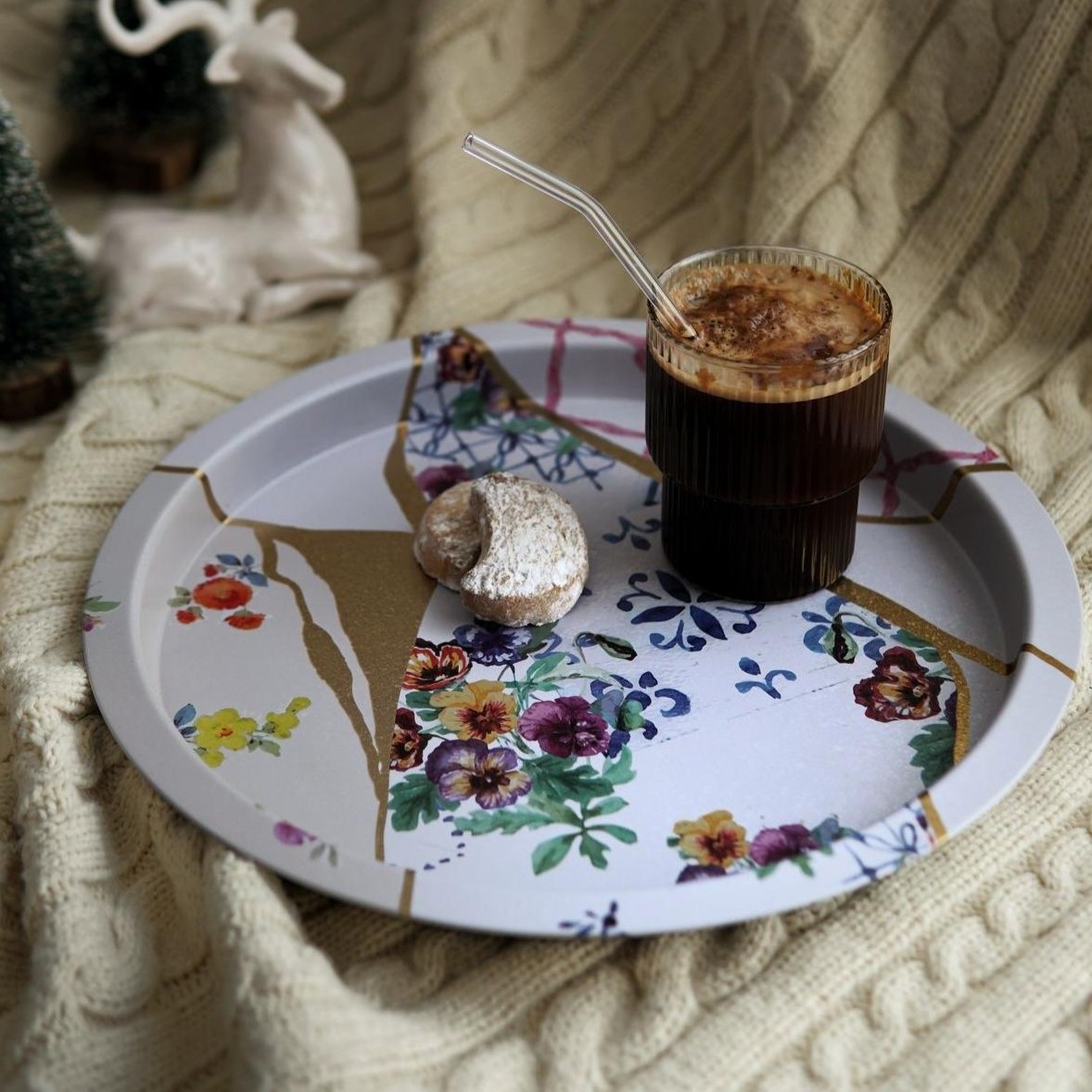 Ø315 mm Yuvarlak Metal Tepsi Kintsugi Altın Damarlı Çiçek — Tepsiler — görsel 4 / 4 — Tinbox