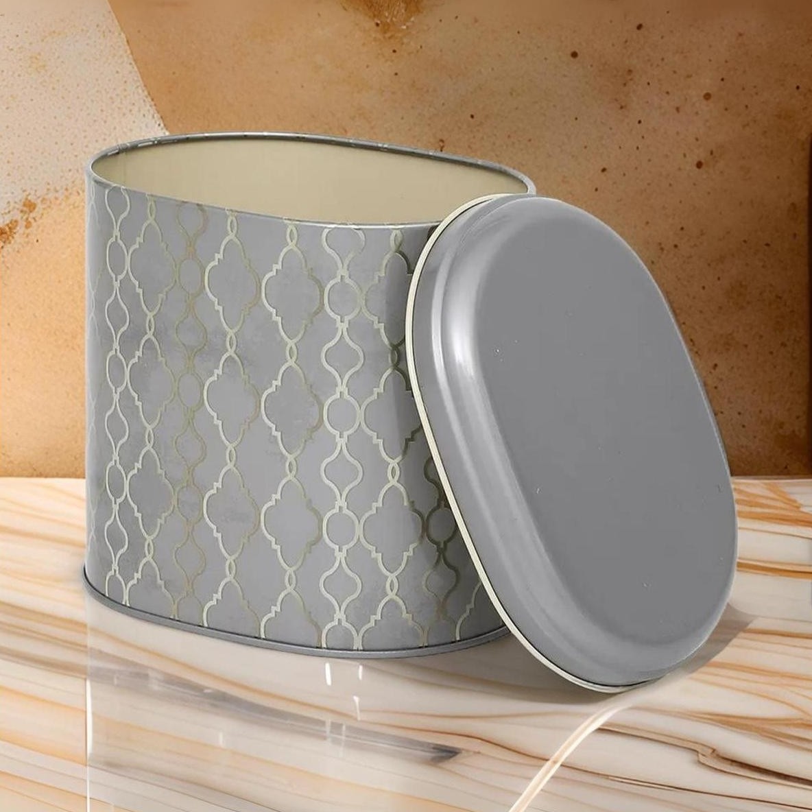 Oval Metal Kutu – 140 x 120 x 130 mm (1,4L) altın geometrik desen siyah zemin — Yuvarlak Kutular — görsel 5 / 5 — Tinbox