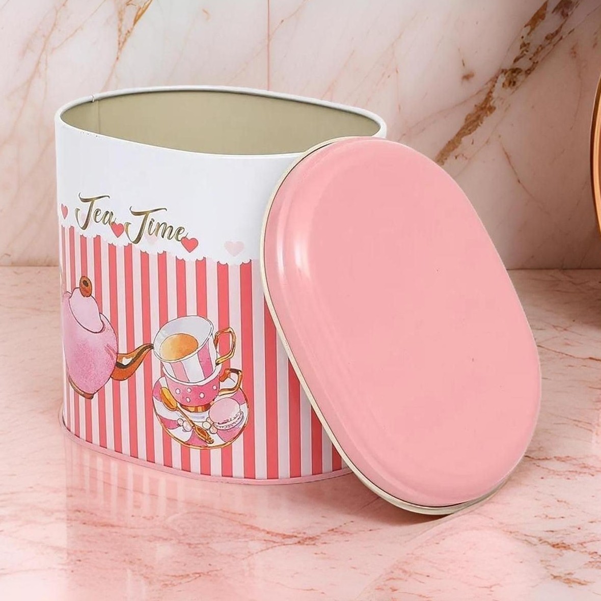 Oval Metal Kutu – 140 x 120 x 130 mm (1,4 L) Çaydanlık ve Fincan, Pembe Çizgili Arka Plan — Yuvarlak Kutular — görsel 5 / …