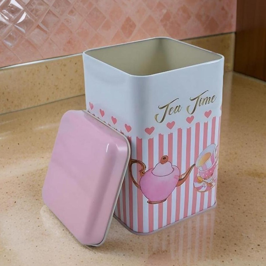 105x105x160 mm Kare Teneke Kutu 1.7 L Sürgülü Kapaklı Çaydanlık ve Fincan Pembe Çizgili Arka Plan — Kare Kutular — görsel …