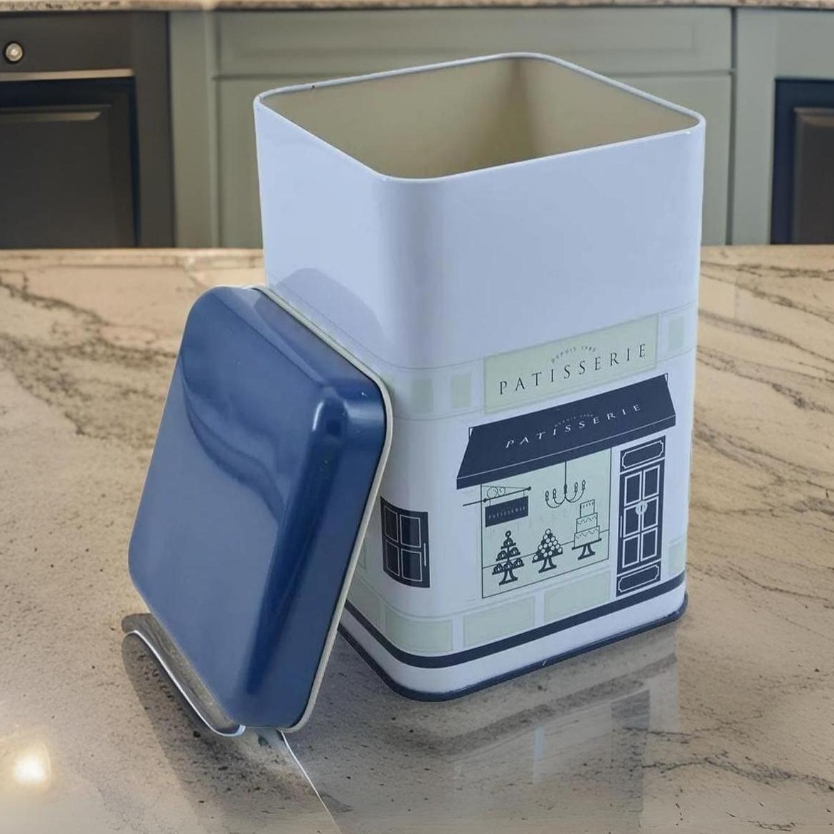 105x105x160 mm Kare Teneke Kutu 1,7 L Sürgülü Kapaklı Bordo Kırmızı ve Beyaz Çizgili — Kare Kutular — görsel 5 / 5 — Tinbox