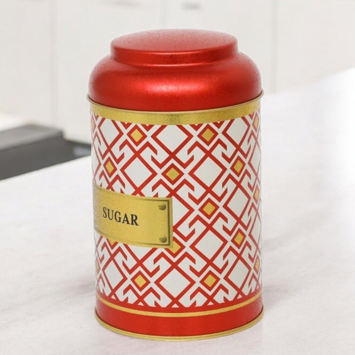 Ø105 x 150 mm Yuvarlak Metal Kutu – 1,2 L, Kubbeli Kapaklı, Dikişsiz Desen Tasarımı, Geometrik Çizgiler, Kırmızı Arka Plan…