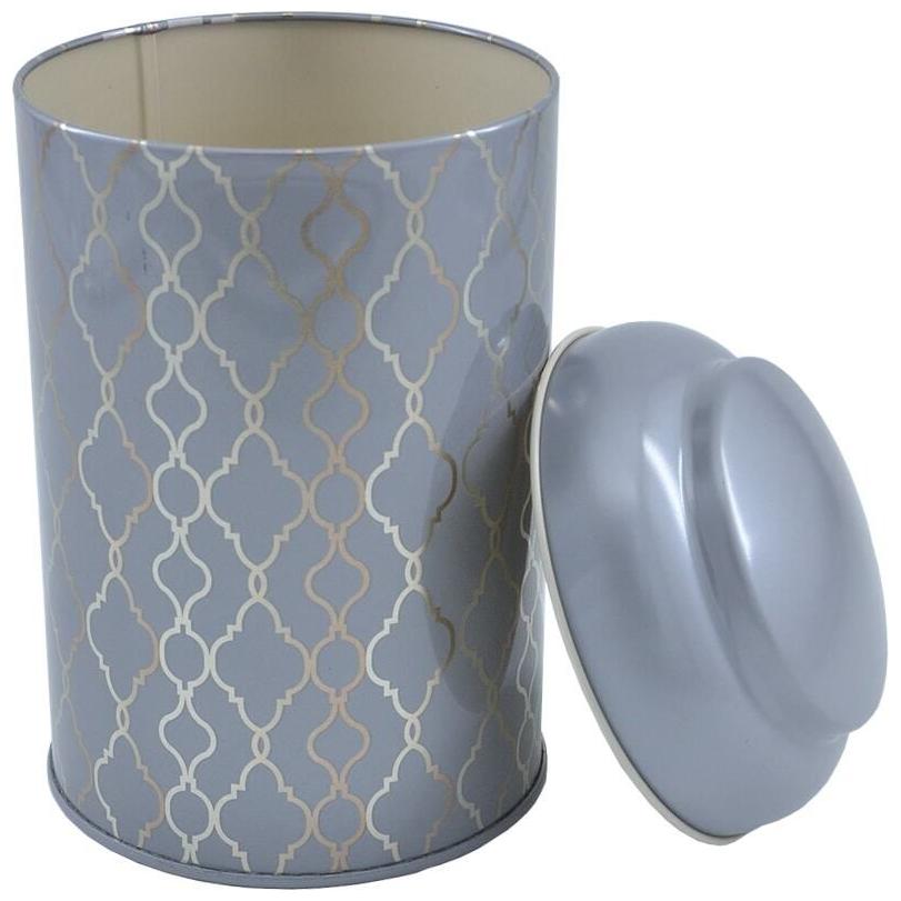 Ø105 x 150 mm Yuvarlak Metal Kutu – 1,2 L, Kubbeli Kapaklı, Altın Geometrik Desenli, Siyah Arka Planlı — Yuvarlak Kutular …