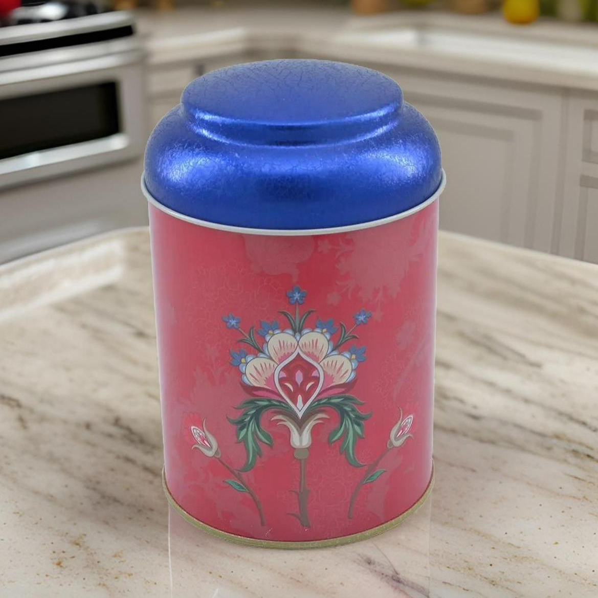 Ø105 x 150 mm Yuvarlak Metal Kutu – 1,2 Litre, Kubbeli Kapaklı, Kırmızı Arka Planlı — Yuvarlak Kutular — görsel 4 / 4 — Ti…
