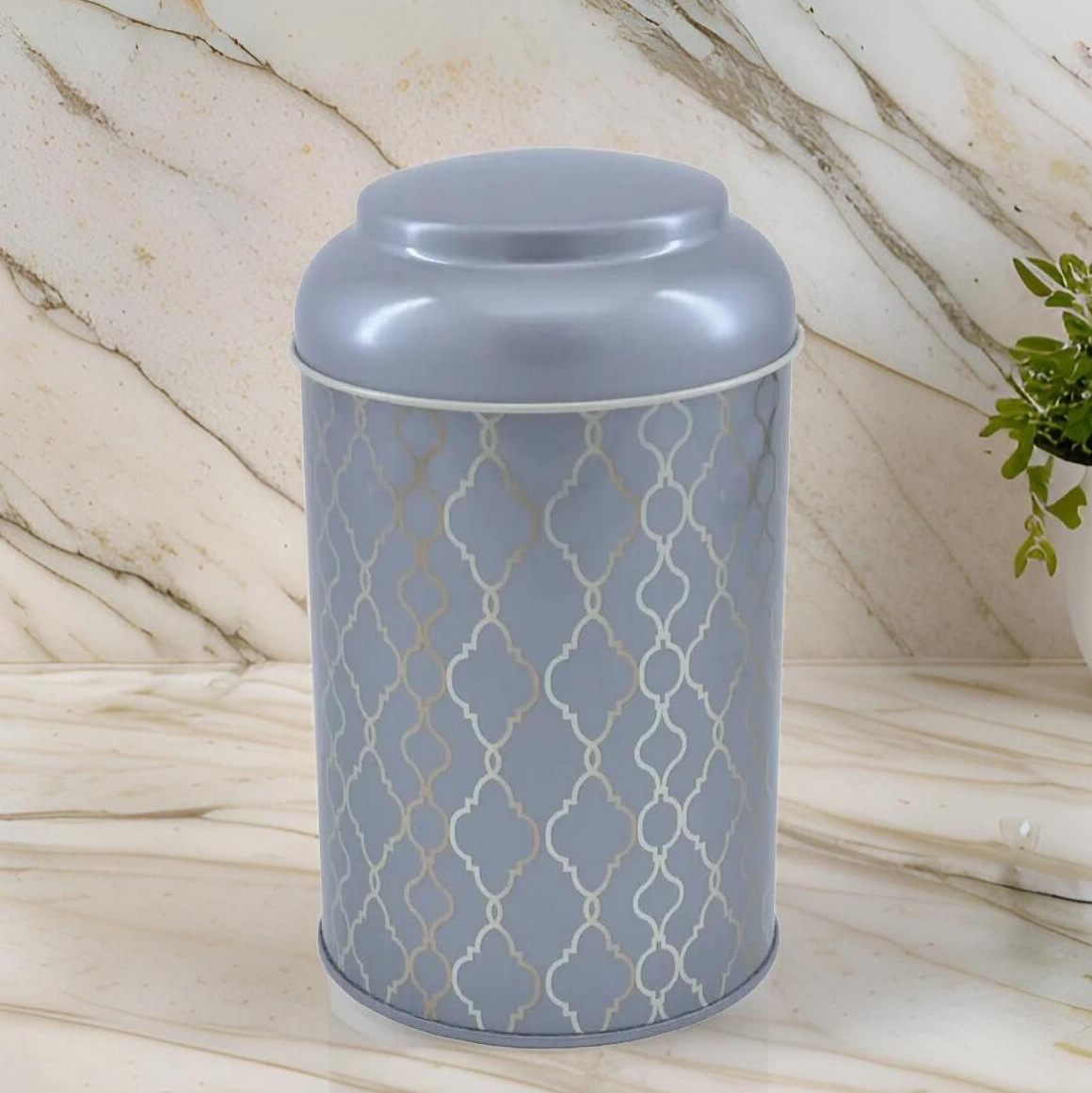 Ø105 x 150 mm Yuvarlak Metal Kutu – 1,2 L, Kubbeli Kapaklı, Altın Geometrik Desenli, Siyah Arka Planlı — Yuvarlak Kutular …