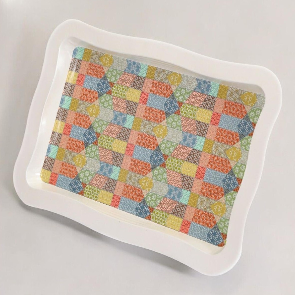 238x358 mm Dikdörtgen Metal Tepsi, Dalgalı Kenarlı Patchwork Desenli, Krem Rengi Zemin — Tepsiler — görsel 4 / 4 — Tinbox