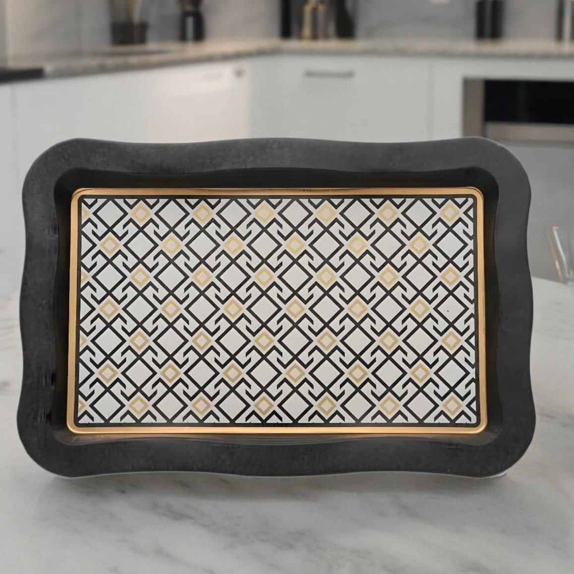 238x358 mm Dikdörtgen Metal Tepsi, Dalgalı Kenarlı, Dikişsiz Desenli, Geometrik Çizgiler, Kırmızı Arka Plan — Tepsiler — g…