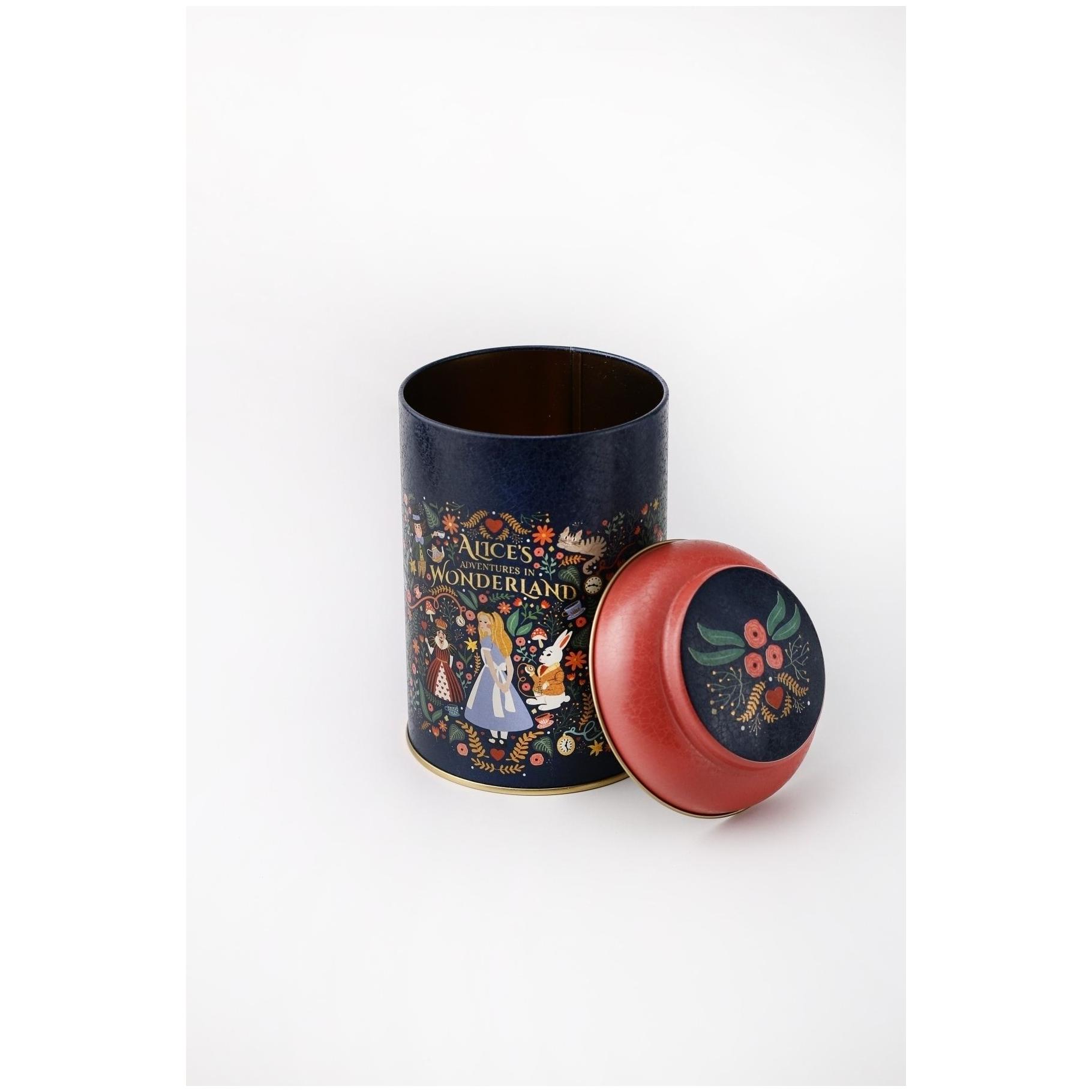 Ø105 x 150 mm Yuvarlak Metal Kutu – 1,2 L, Kubbeli Kapaklı, Alice Harikalar Diyarında — Yuvarlak Kutular — görsel 2 / 3 — …