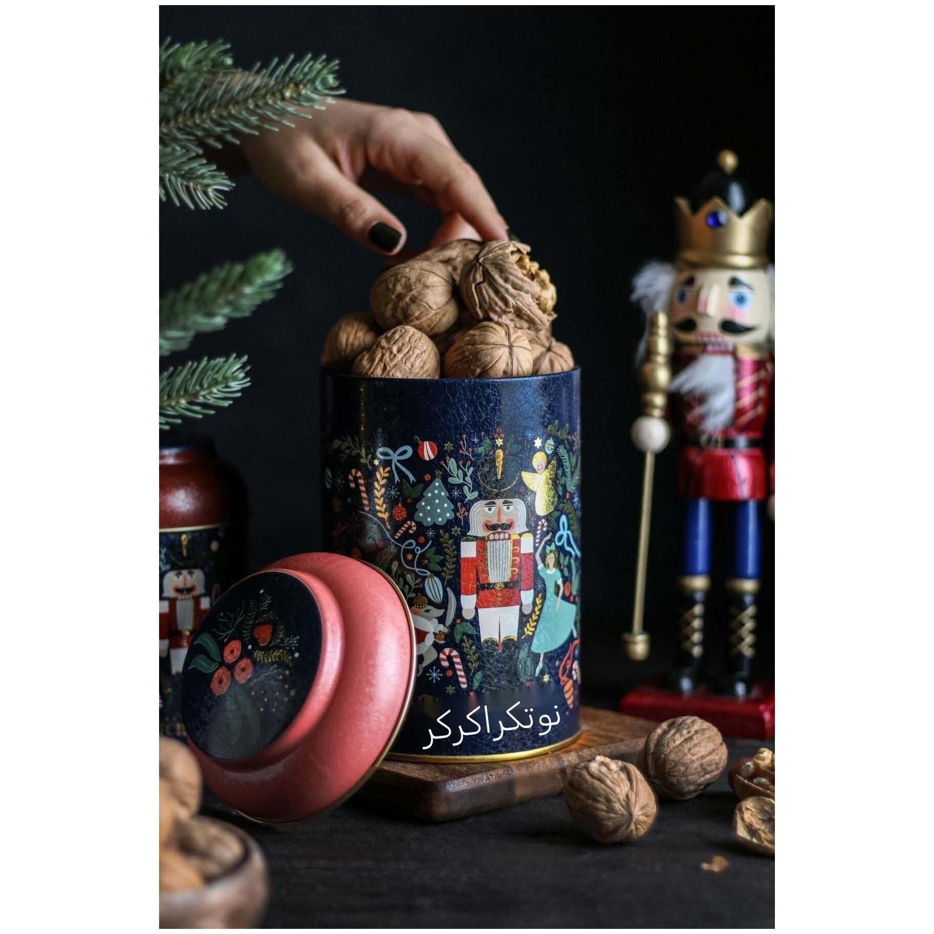 Ø105 x 150 mm Yuvarlak Metal Kutu – 1,2 L, Kubbeli Kapaklı, Fındıkkıran temalı, neşeli ve eğlenceli Clara ve tatil süsleme…