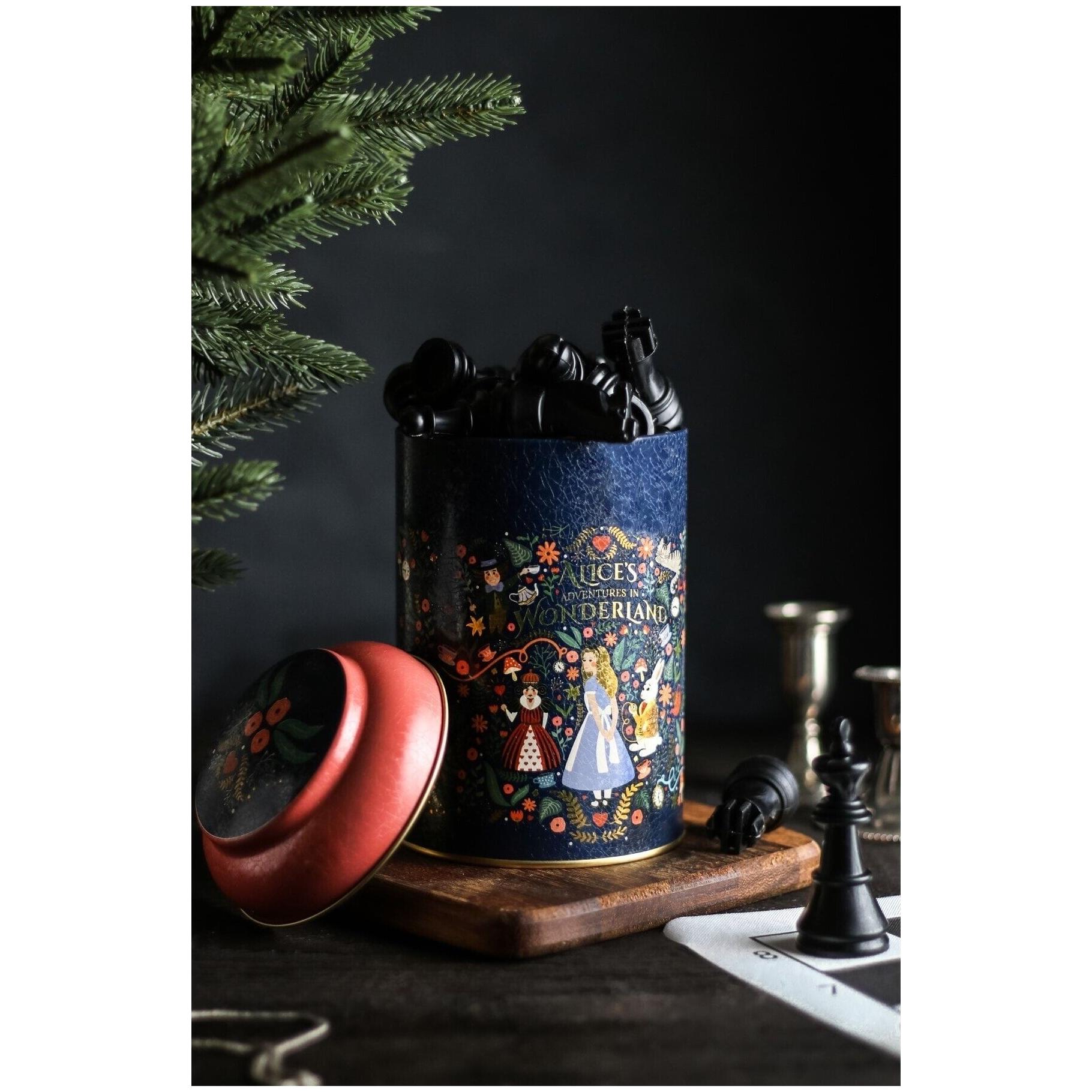Ø105 x 150 mm Yuvarlak Metal Kutu – 1,2 L, Kubbeli Kapaklı, Alice Harikalar Diyarında — Yuvarlak Kutular — görsel 3 / 3 — …