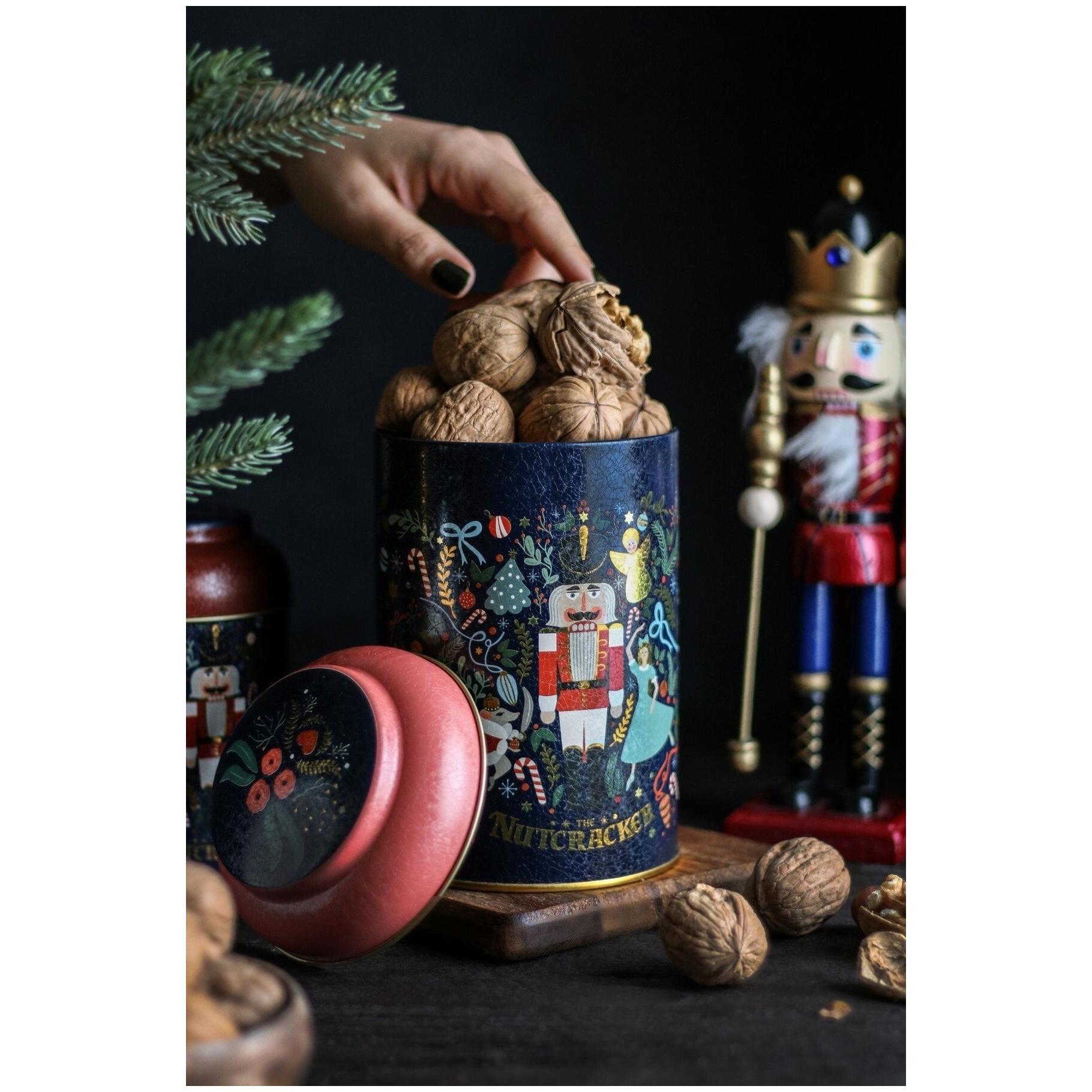 Ø105 x 150 mm Yuvarlak Metal Kutu – 1,2 L, Kubbeli Kapaklı, Fındıkkıran temalı, neşeli ve eğlenceli Clara ve tatil süsleme…
