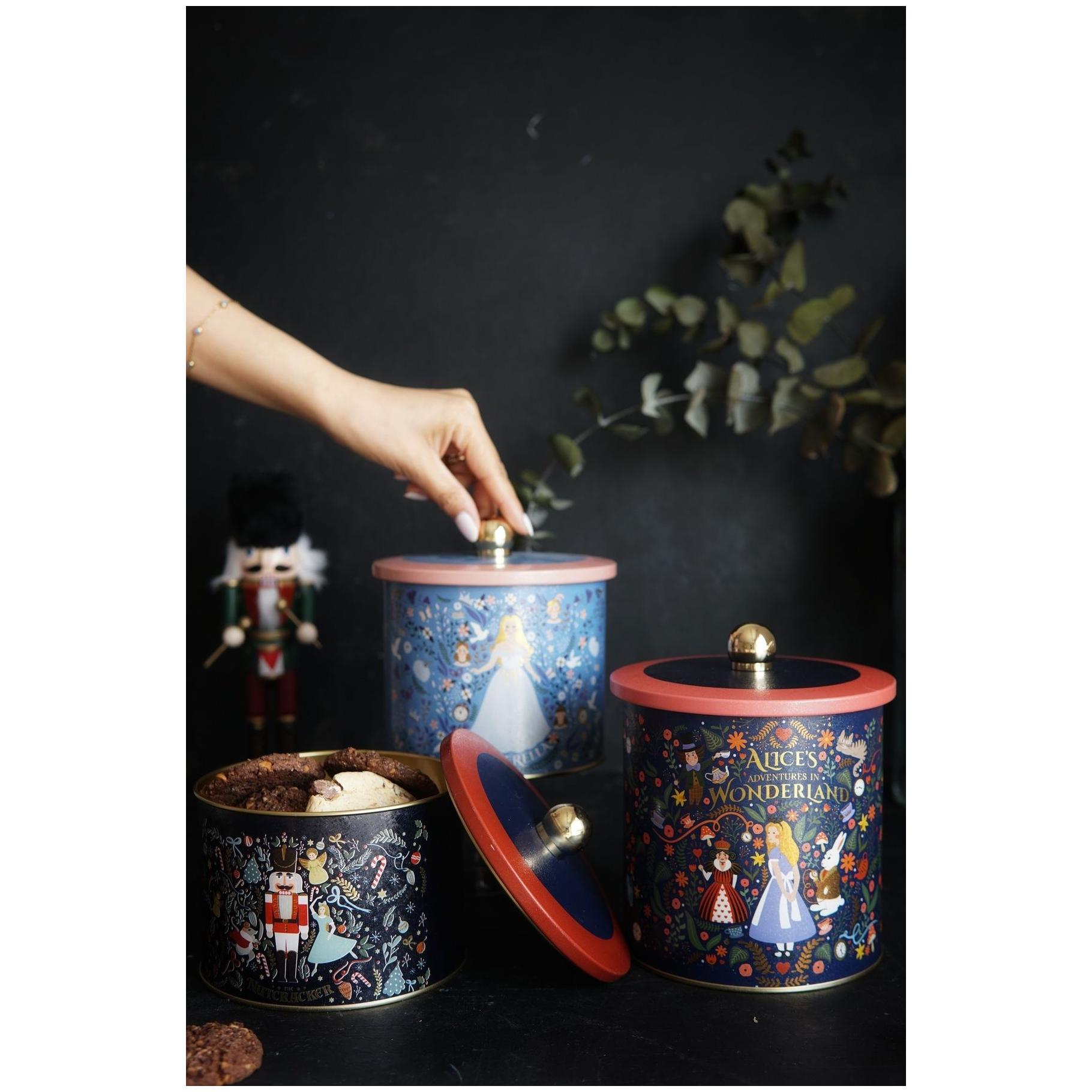 Yuvarlak Metal Teneke Kutu Seti Ø140 mm (3 Parça) Vintage Kafe Esintili Keten Dokulu Tasarım Tales Design — Kutu Setleri —…